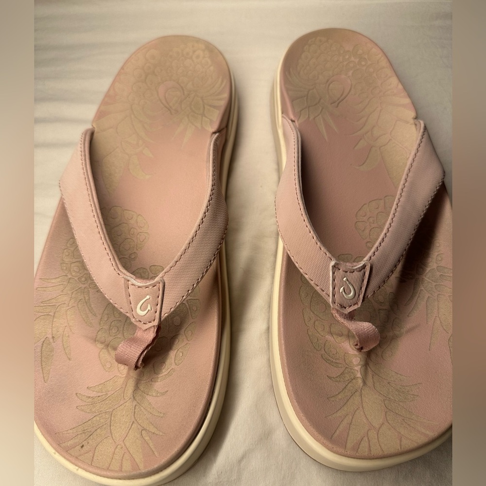 Women's Olukai Pink Flip Flops Size 8 Pineapple details Wet Grip Rubber